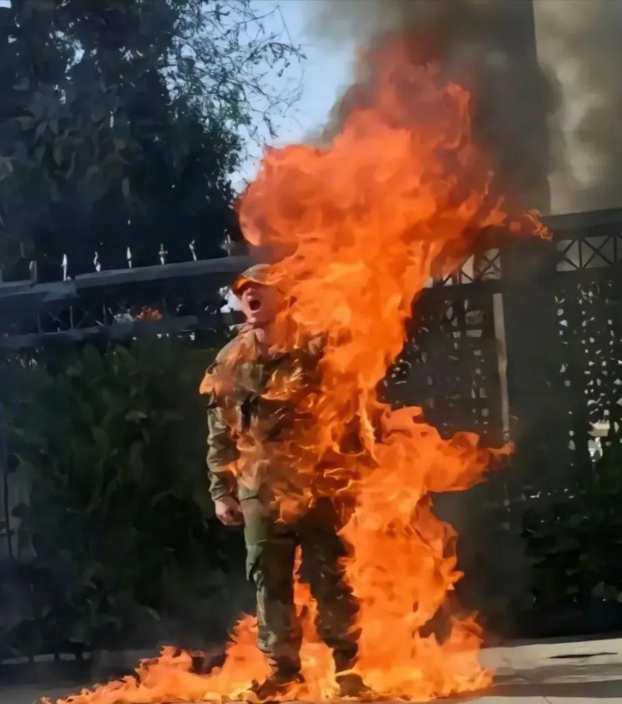 真是讽刺，在美国，一个军人站着死了，不如一个黑人跪着死了。 ​​​

这位勇士，