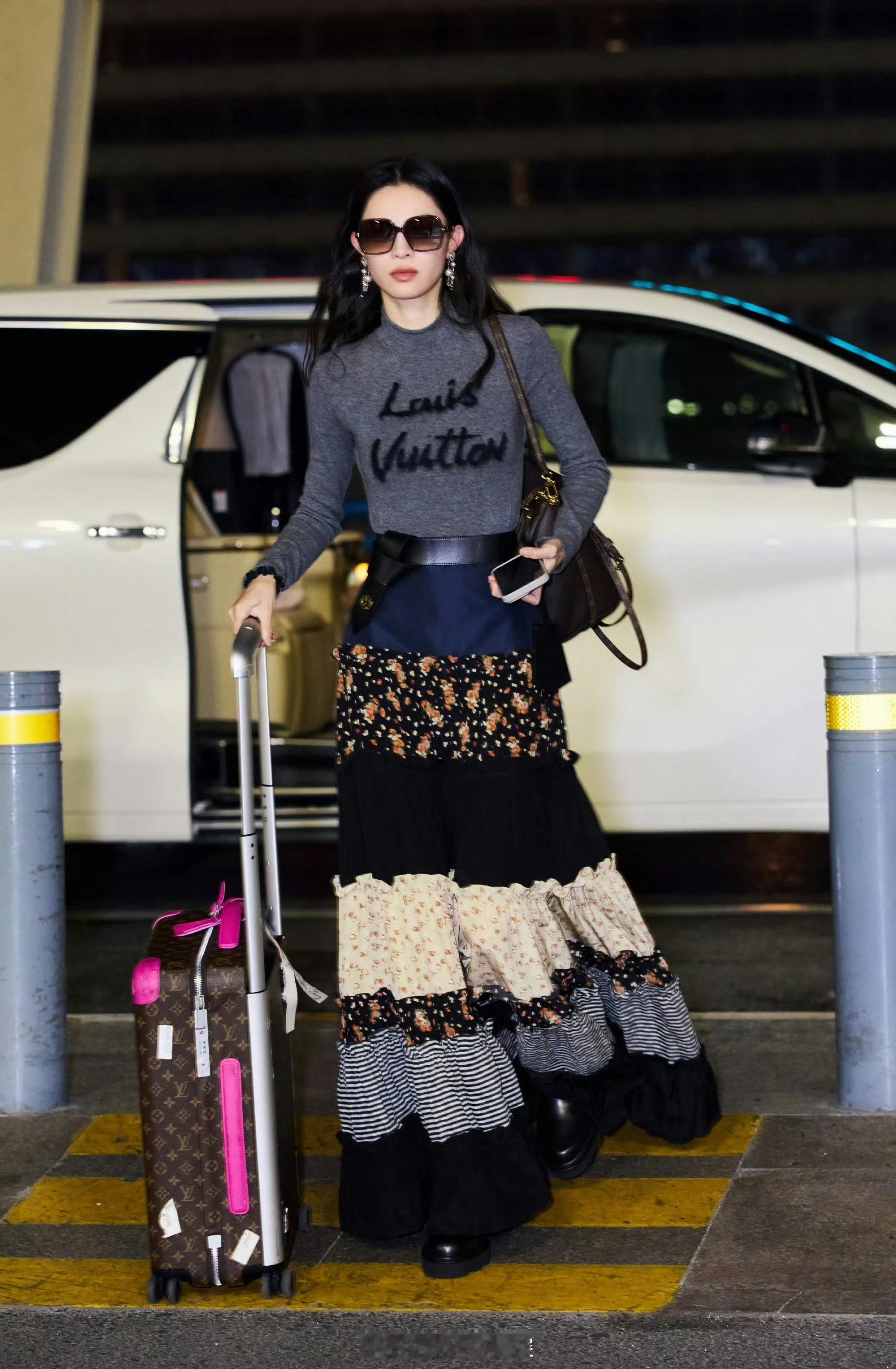 钟楚曦出发时装周携LV Horizon拉杆箱与Express手袋机场出发，气场十