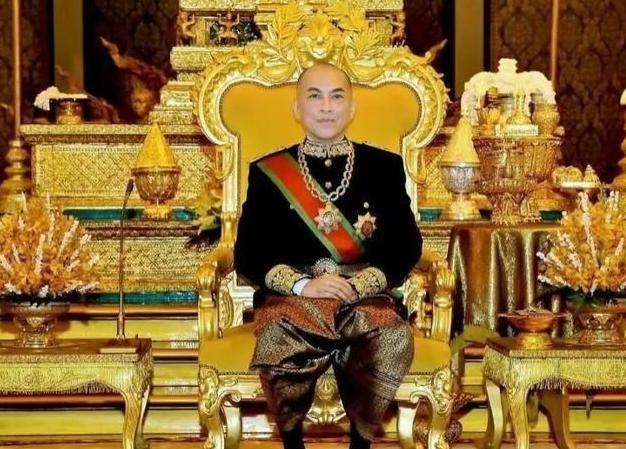 柬埔寨王室一则短短的声明，悄悄引发了全网的关注：72岁的西哈莫尼国王因为“身体不