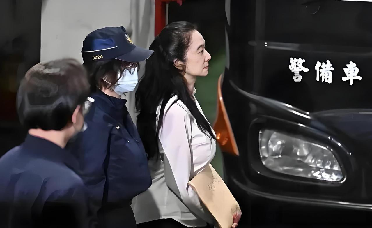 可怜应晓薇！
她赶在被关回前发文祝贺女儿伦敦大学毕业，应晓薇深情表示，妈妈怕来不