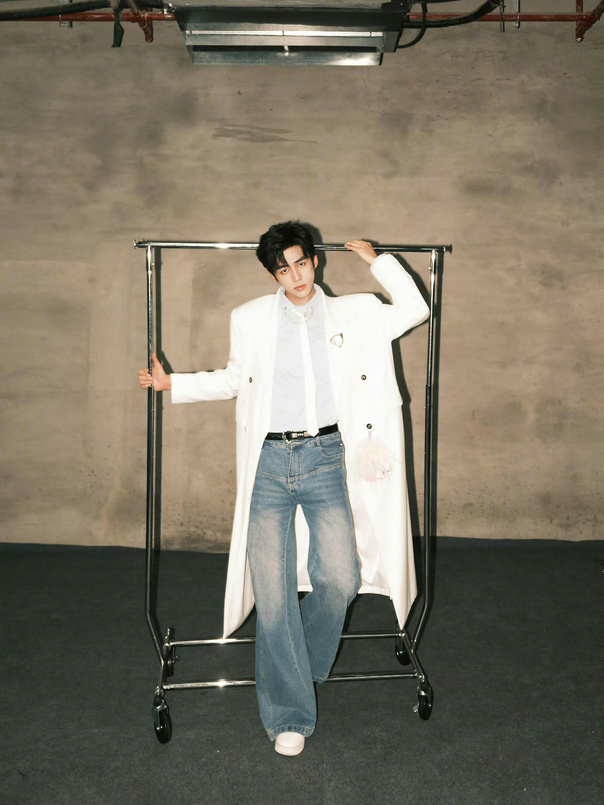 流星花园流星雨双男主都适配的脸张卓尔长得和前两版的流星花园男主都有些相似，果然脸