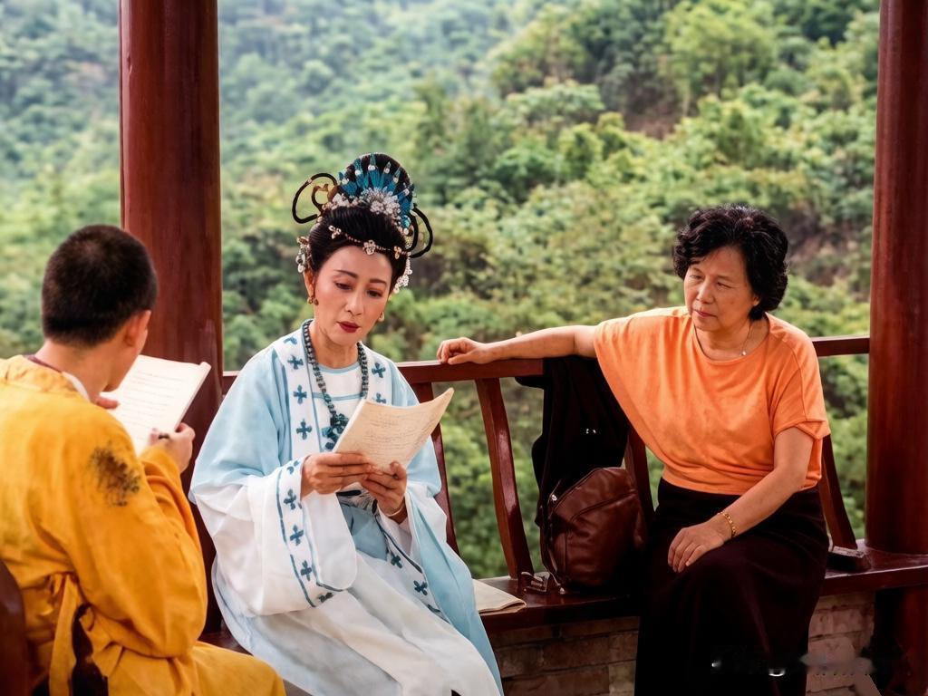 1987年7月《西游记》剧组在四川青城山拍摄《错坠盘丝洞》里的一场戏。饰演黎山老