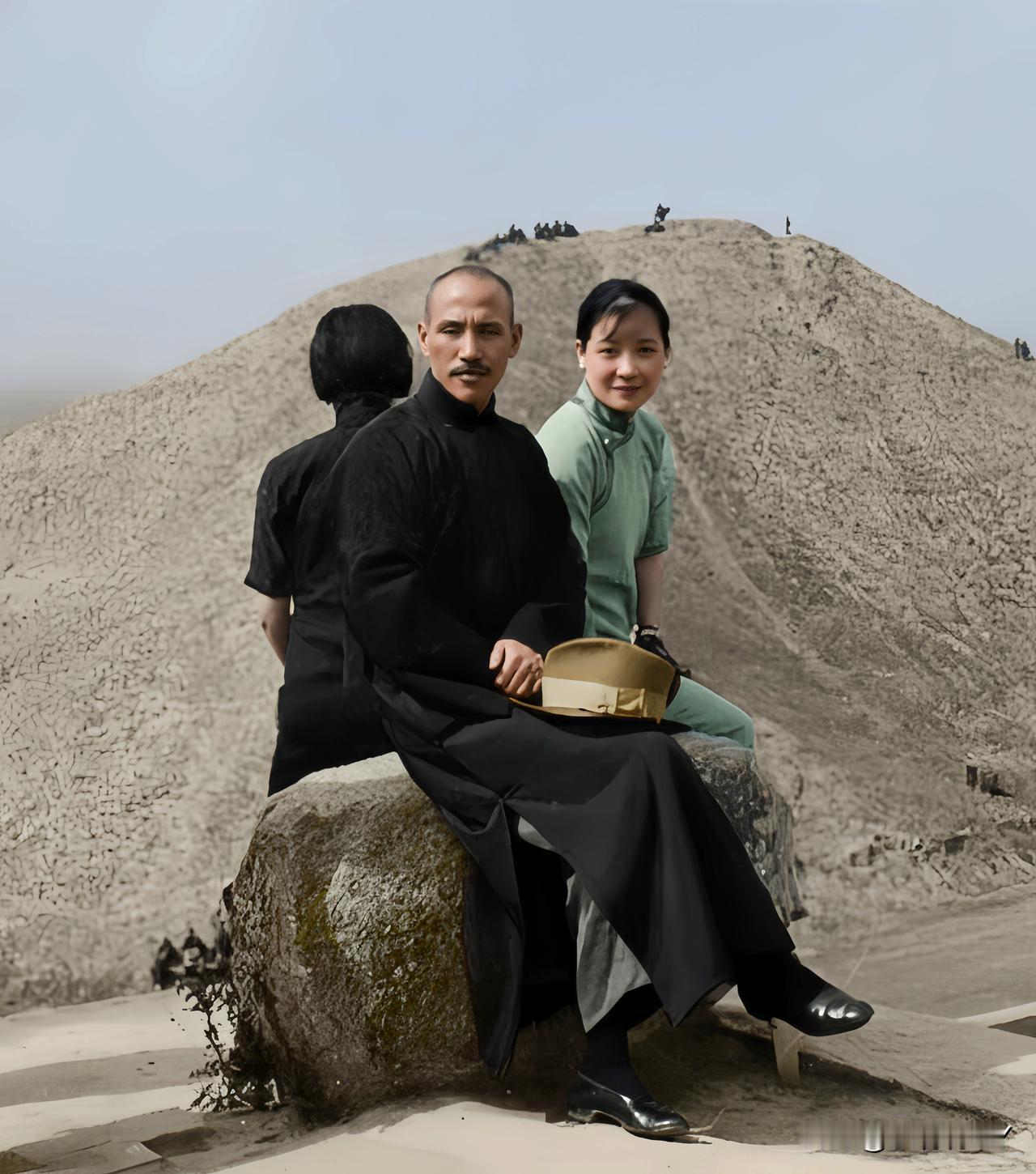 这是1934年10月21日蒋中正和夫人宋美龄在霍去病墓前留下的一张老照片，大家都