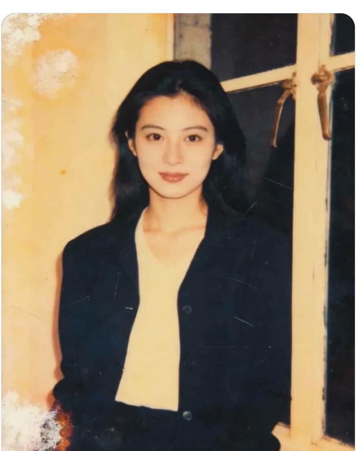 【老照片】那年那事：
1998年，我正式成为一名小学语文老师，在教学楼的走廊窗边