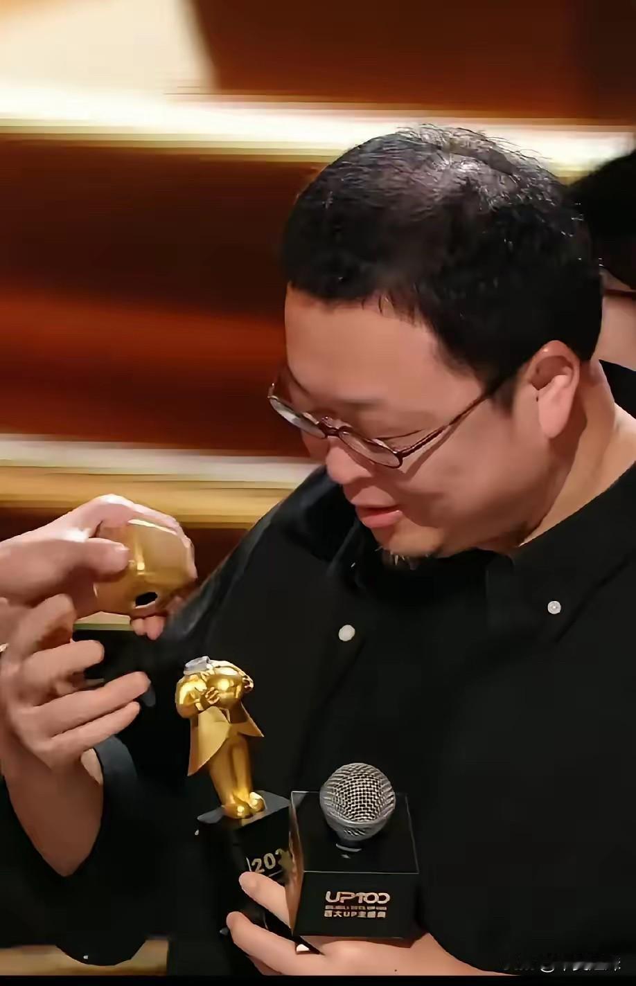 老罗你要保护好自己，赚的钱也不少了，多请几个好点的保镖，有备无患
老贾第一桶金是