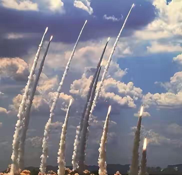 震撼网友！火箭军10套发射架同时起竖！这还只是火箭军的一个连队而已！
00号发射