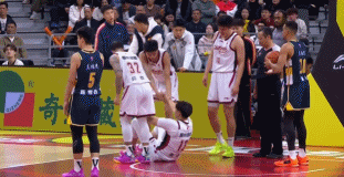 萨姆纳盖帽弄伤张洪硕，自己犯满离场，后者兔子跳受伤出局


浙江队近期战绩差，但