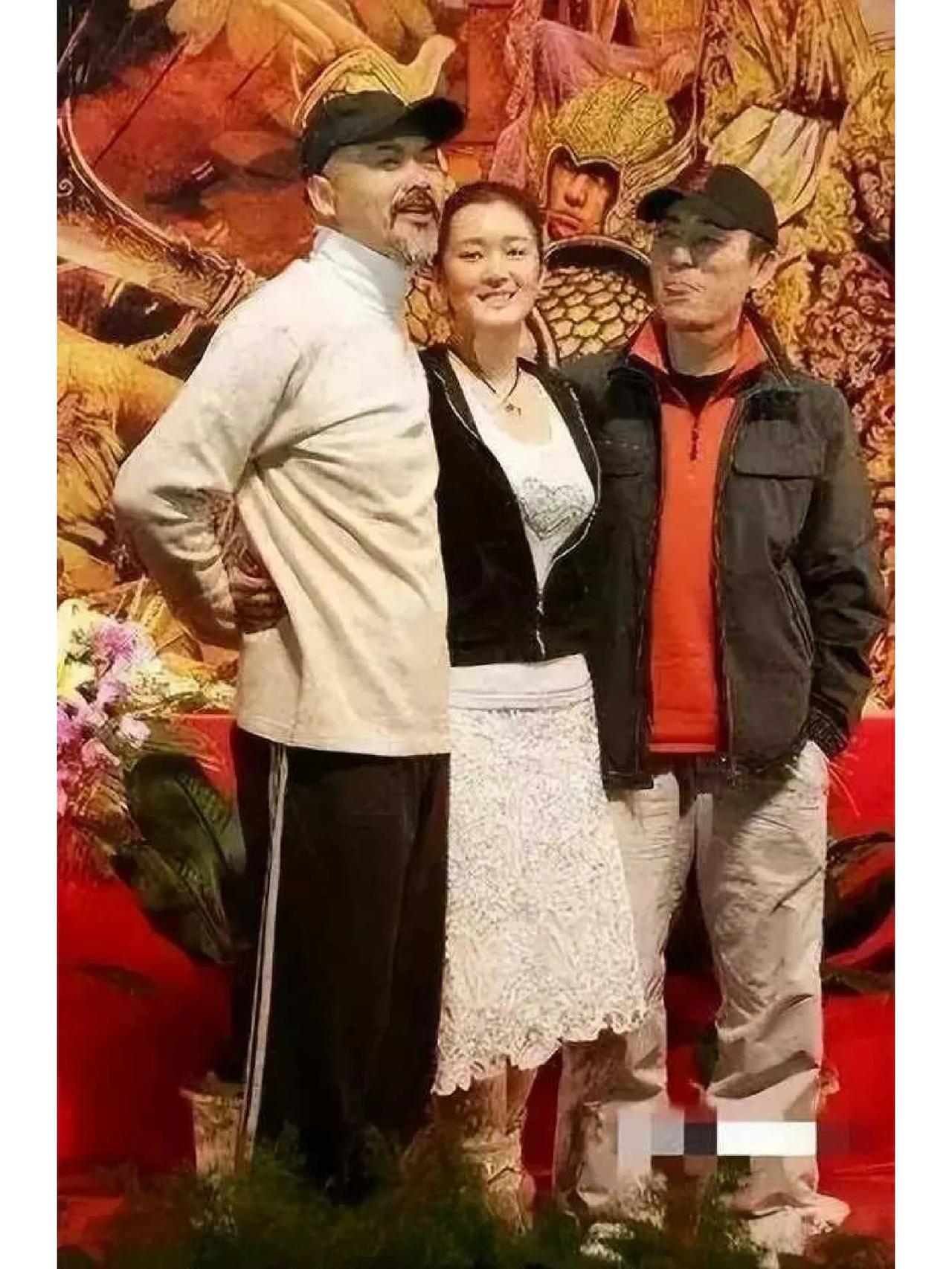 巩俐被周润发搂在怀里，张艺谋脸都歪了。