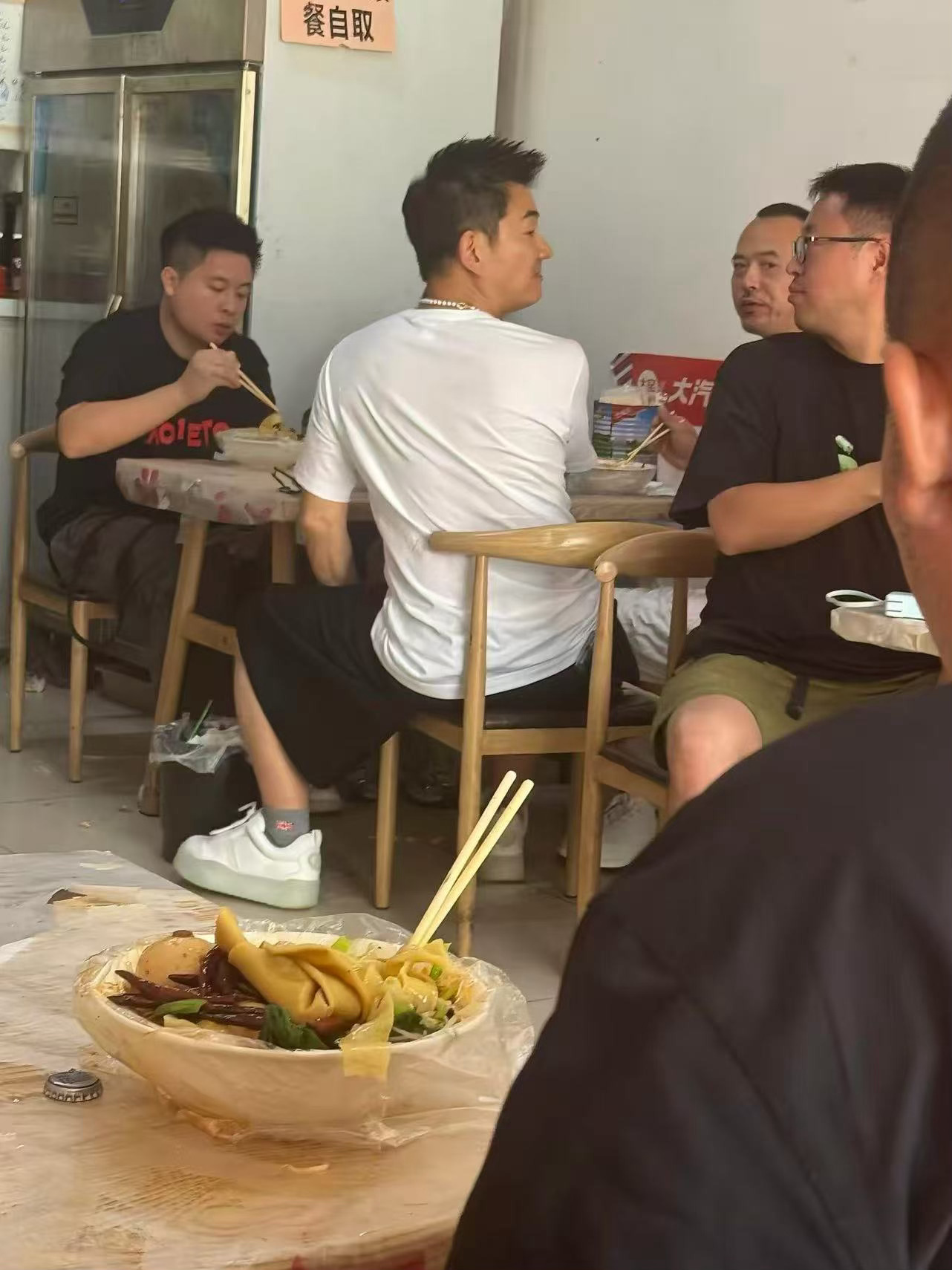 吃个板面也能遇到明星  豪车超跑任贤齐