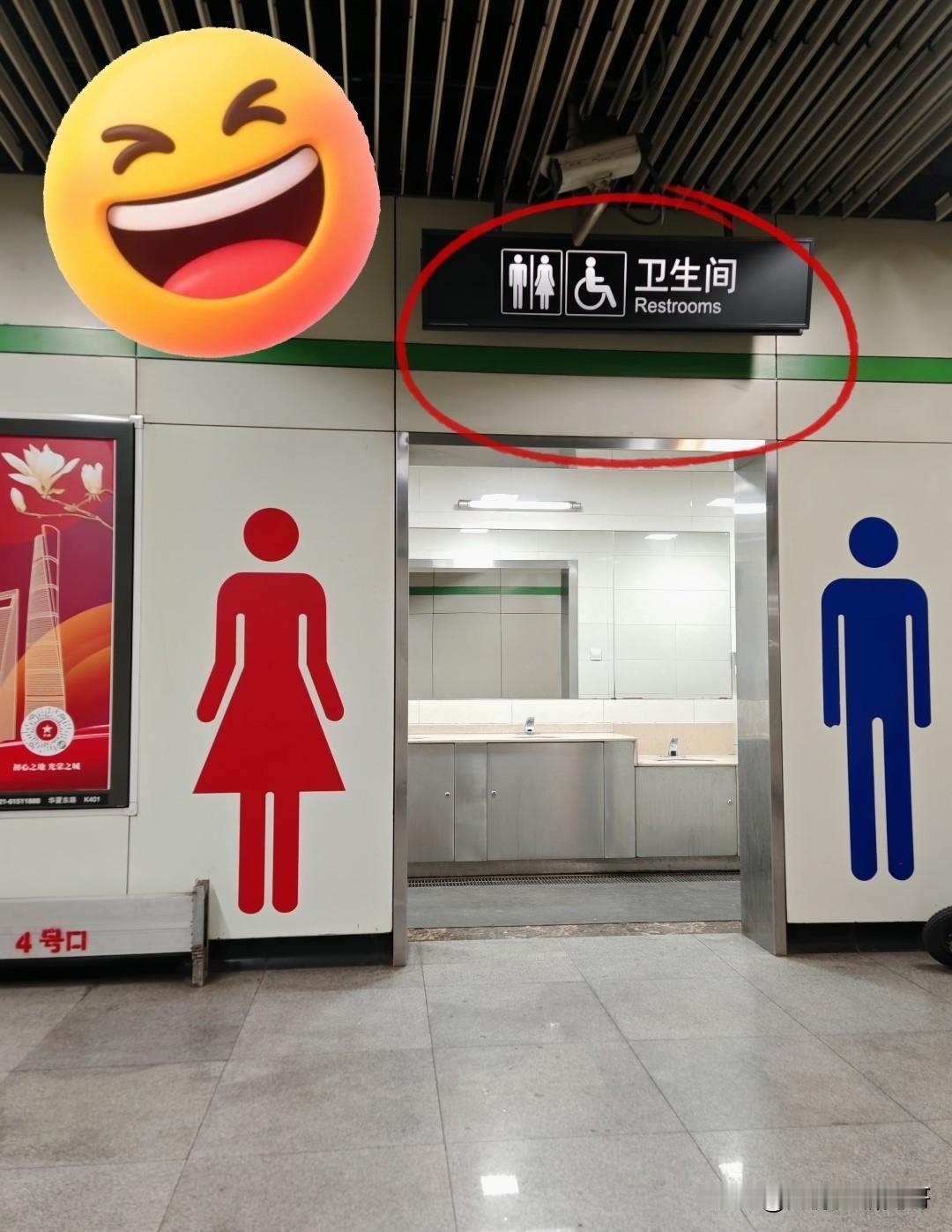 蹲厕多一层台阶，藏着最贴心的“人体工学”。
普通蹲姿膝盖压力大，加层台阶能让脚掌