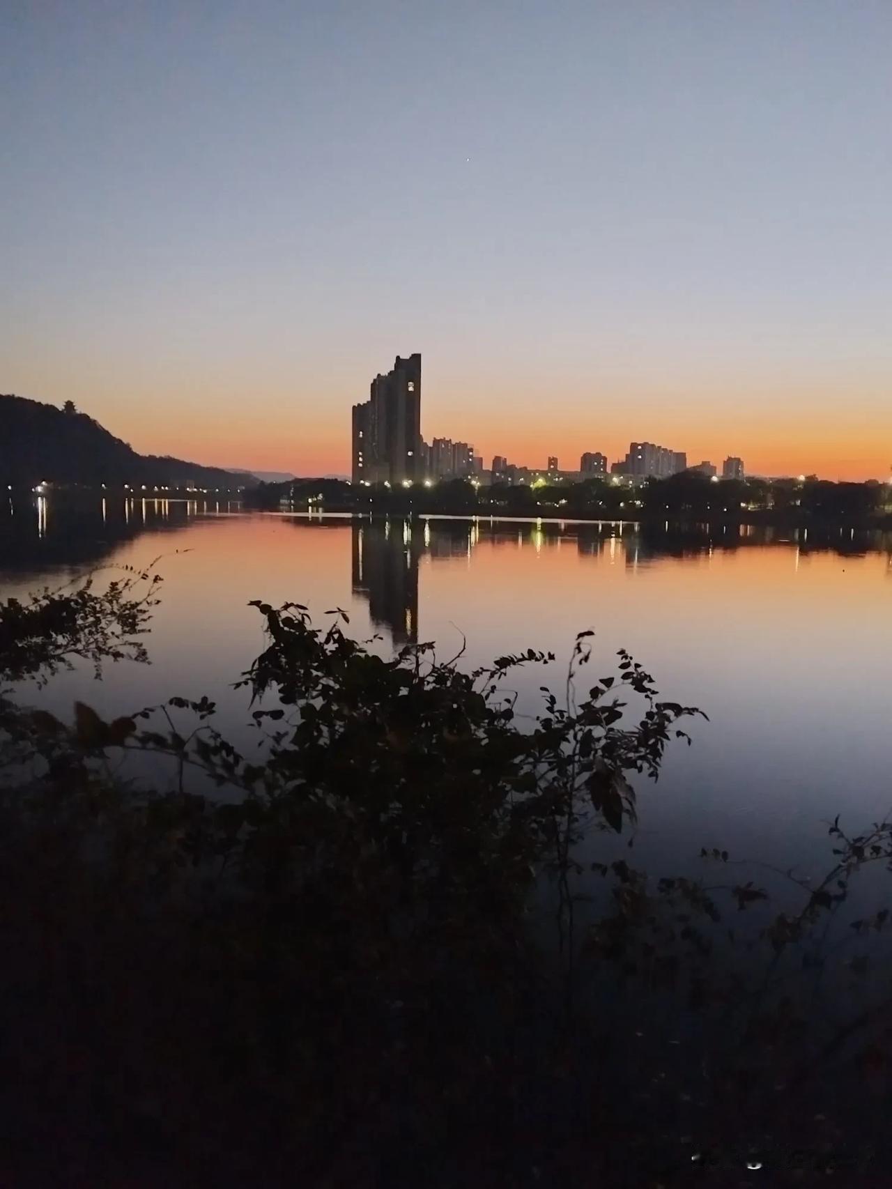 钓鱼人的日常
今天降温十度左右，小雨转阴天，河面上风很大，浮漂基本看不到动作，很