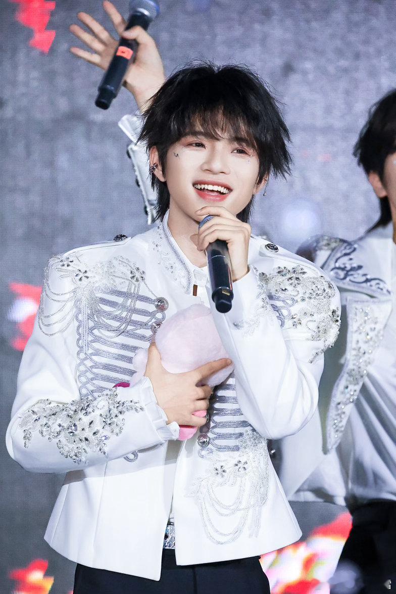 未出道男团受金曲奖评委青睐阿沁为MK写歌助力金曲奖⚡打破出道即出圈的固有模式，M
