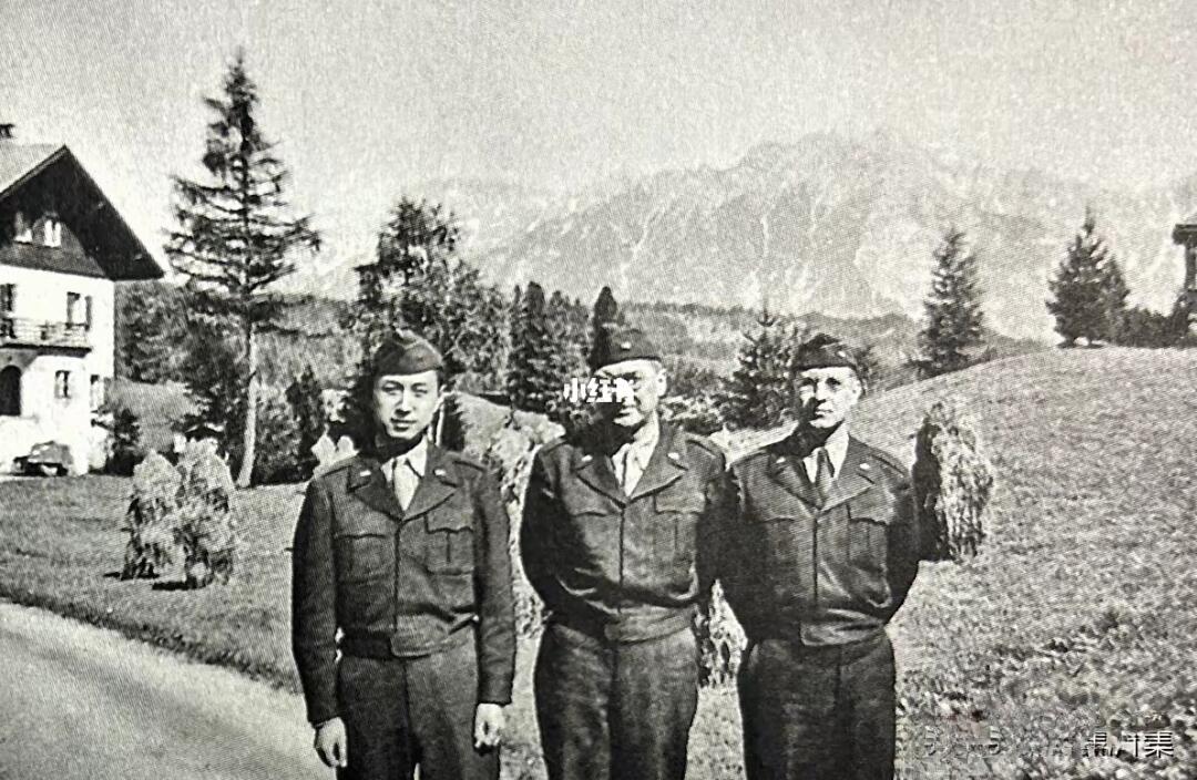 1945年4月，钱学森（左）以美军少校身份在德国布伦瑞克考察的老照片。