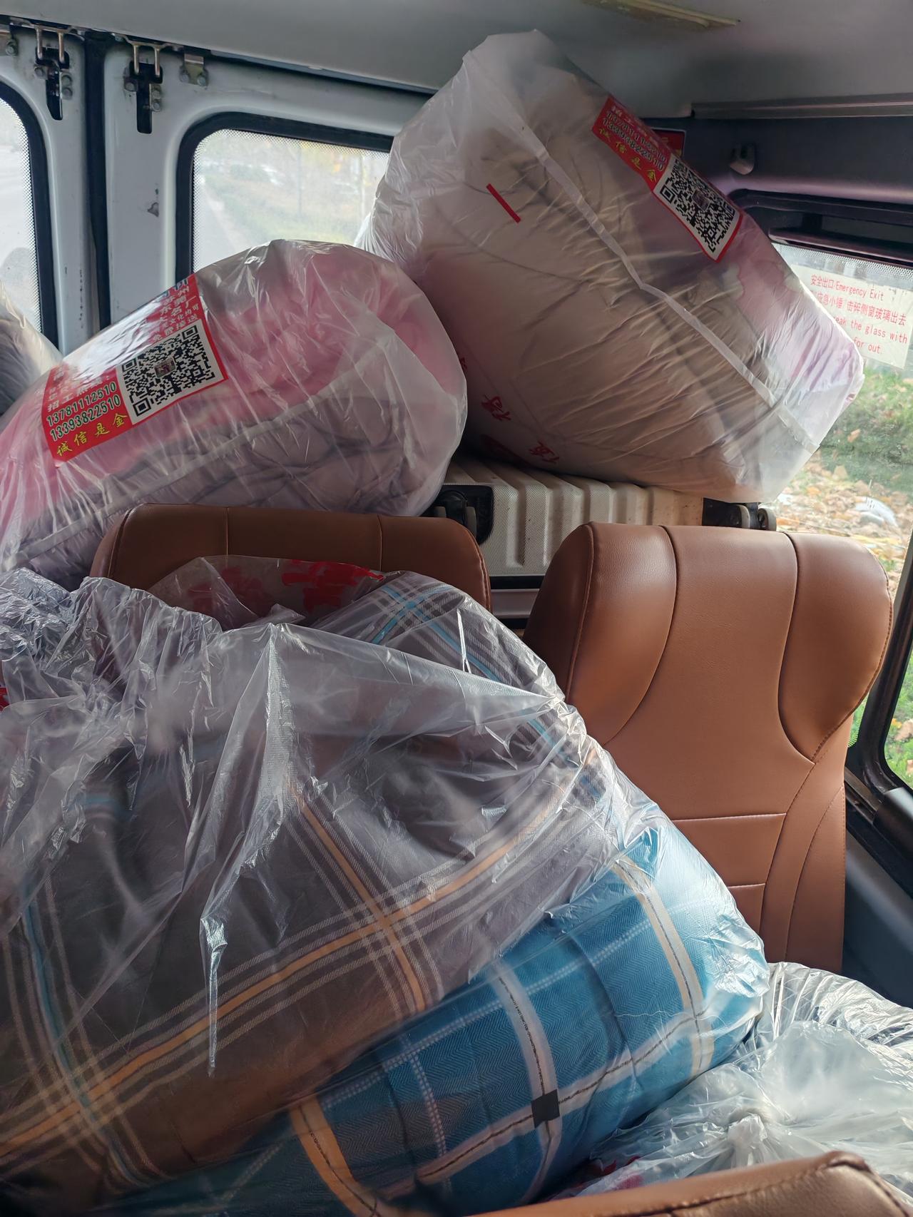 第一次被中介坑死了！

小时工比别人低两块钱，昆山要饭去了，看看俺的中介给的被子