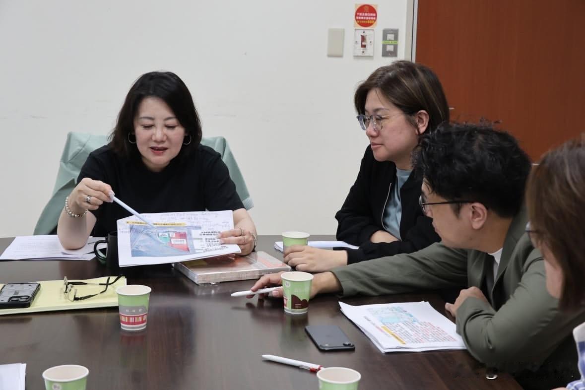民进党立委吴思瑶今（27日）在社交媒体发文叫嚣称，两岸之间隔着一道海峡，如果对岸