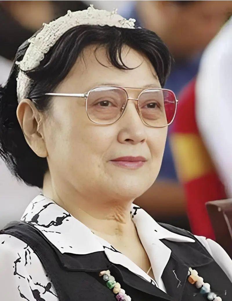 92岁王棠晓棠晚年独居北京，身为家喻户晓的表演艺术家、稀缺的女少将，她本有条件安