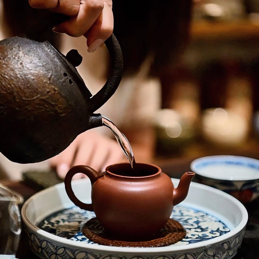 《清欢辞·辞赋体》
茶有浓淡兮道之途，人历喧静兮心之庐。青瓷浮沉兮意如书，盏里光