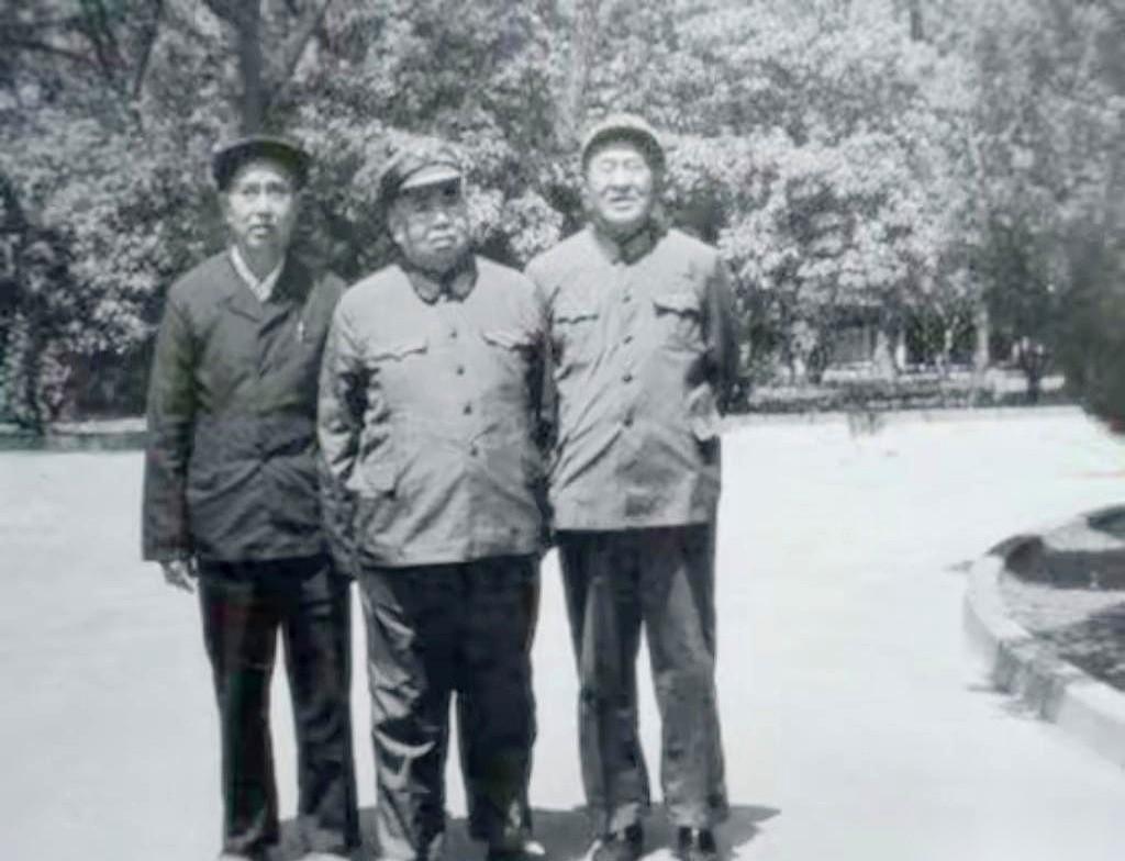 一张八十年代初的老照片。
镜头对准了中间的许世友将军，他左手周志坚，右手胡奇才，