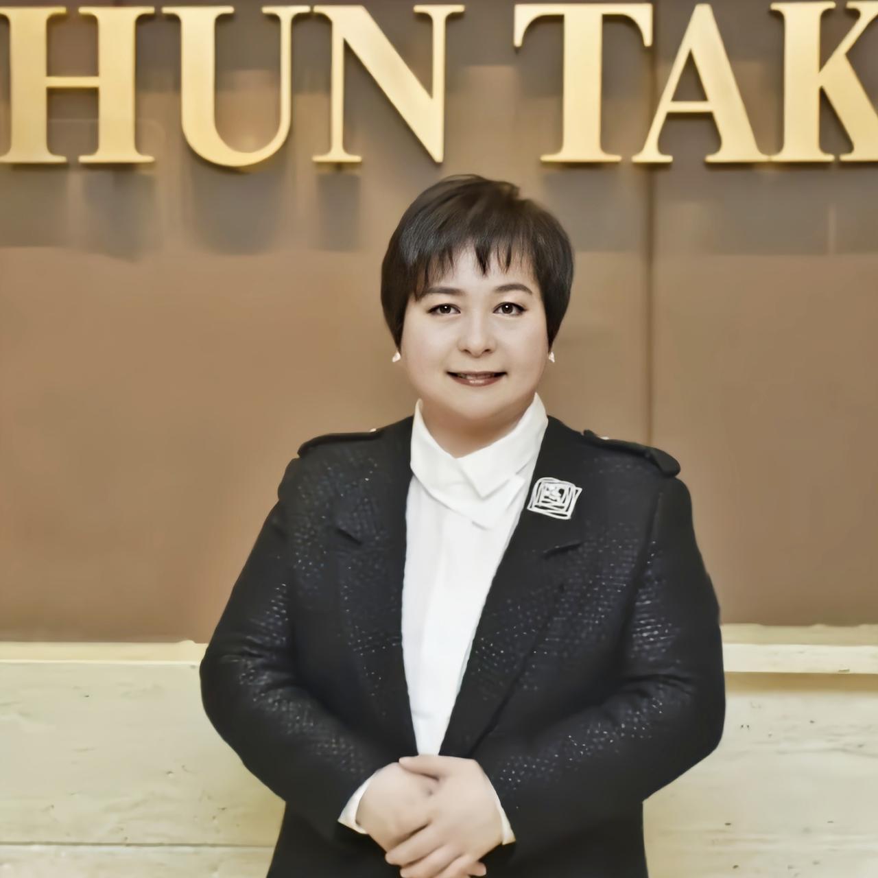 我老舅在澳门做装修时，
意外和何超蕸见过几面，
他跟我说，何超蕸压根不像赌王女儿