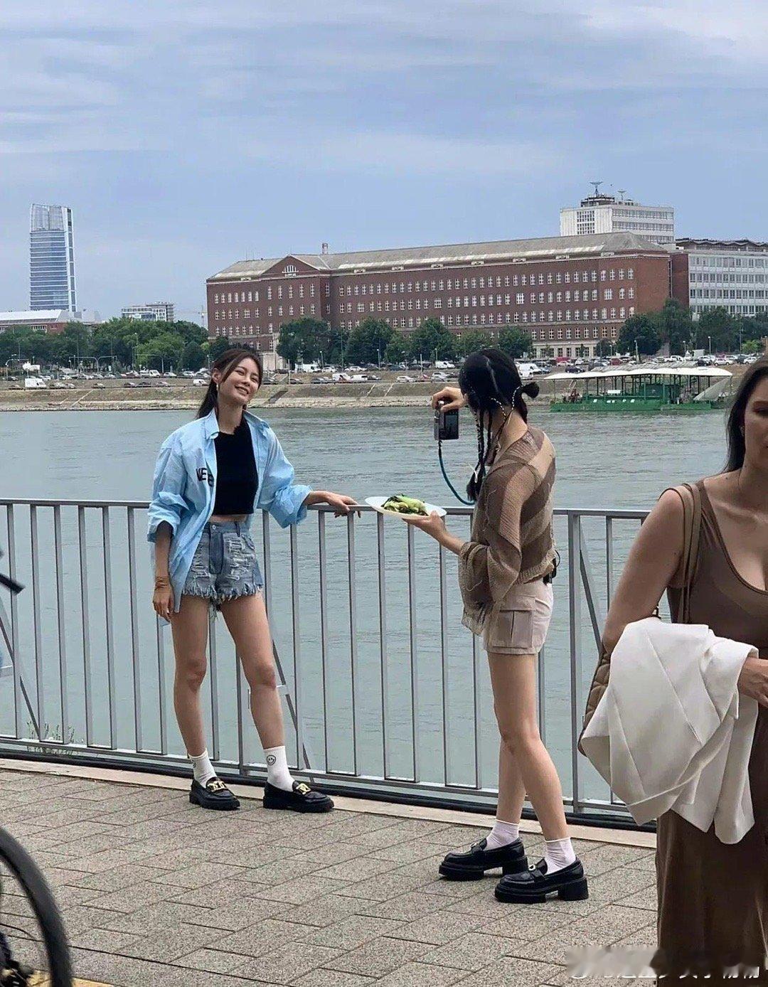 林允、沈梦辰《中餐厅》路透曝光，沈梦辰肤色相较其他女星偏黑些，不过各有特色啦 ​