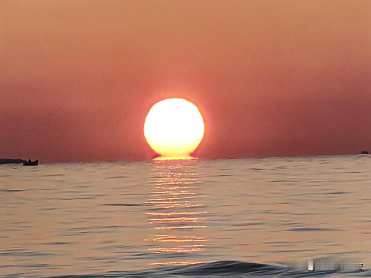 出差路过某服务区，被服务区内一饰品店中的特大号摆件吸引了。
那个摆件目测高有一米