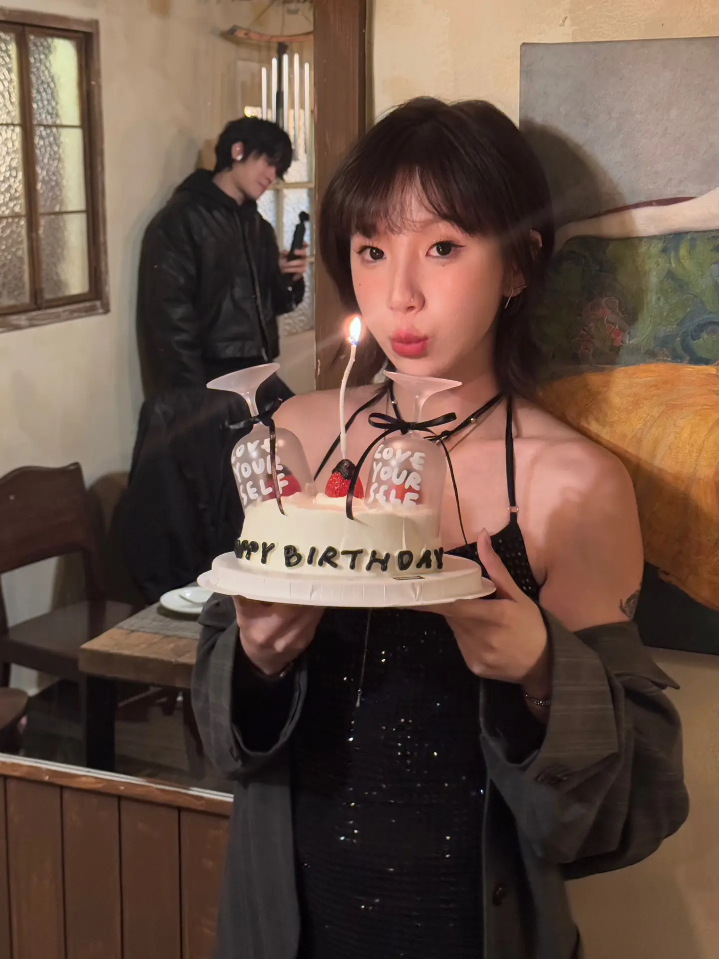 喜欢的bgm和喜欢的照片。