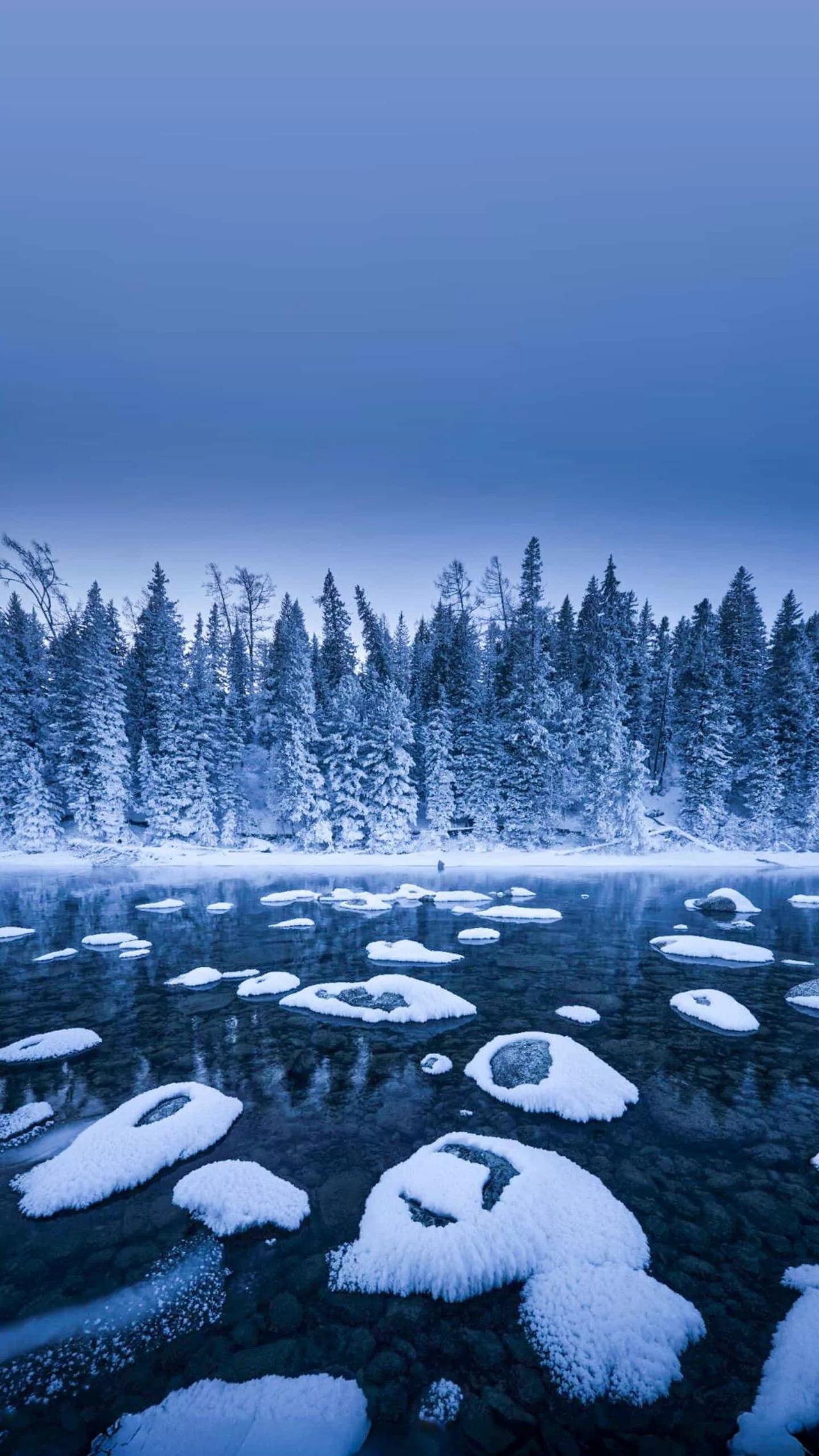 幸福在飞扬，张瑞把你罩。
财运如雪片，纷纷把你抱
心情暖洋洋，冬日乐逍遥。