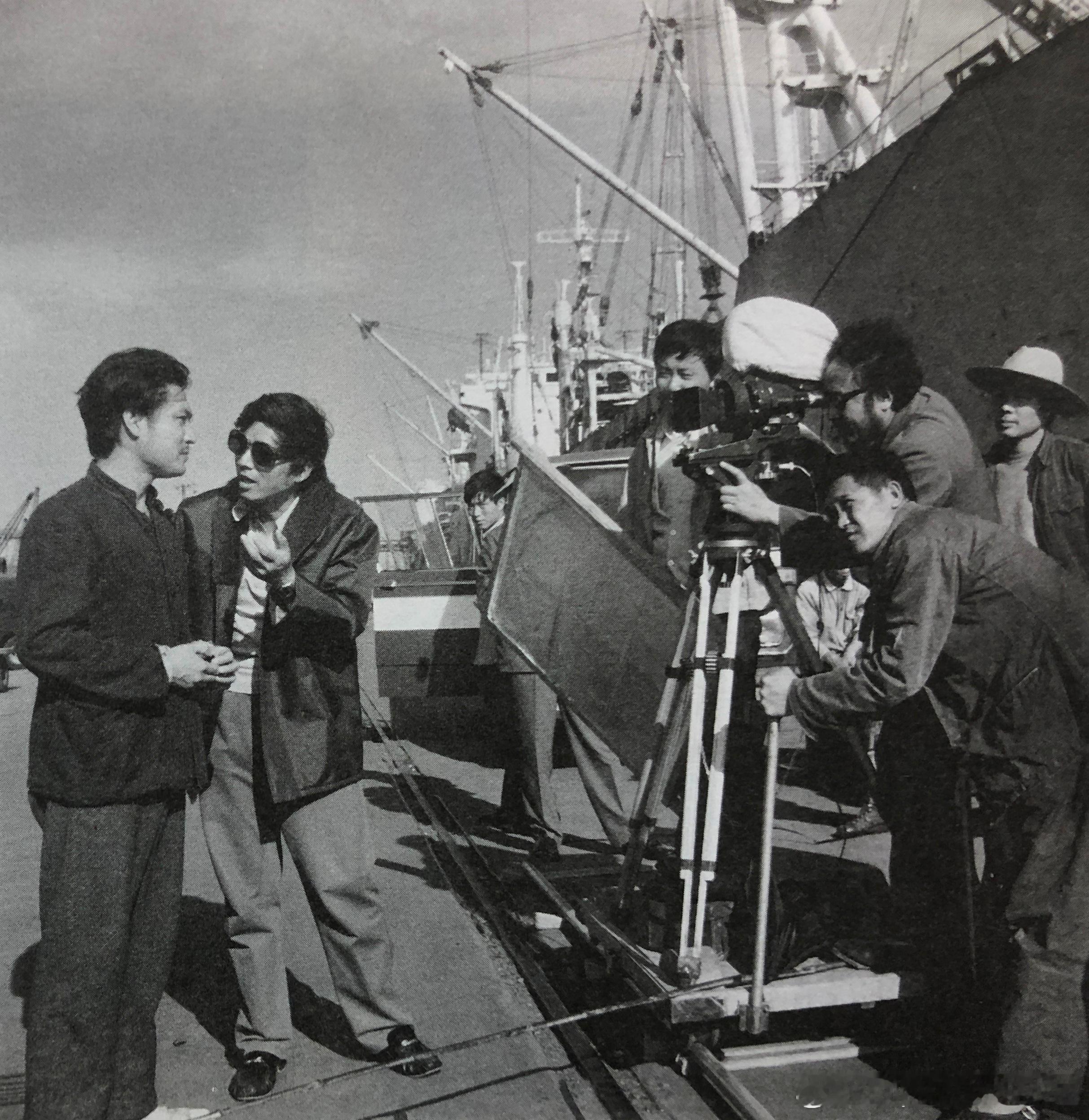 1979年电影《苦恋》拍摄现场，导演彭宁（左二）给演员刘文治（左一）说戏。电影后