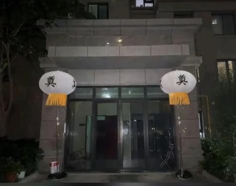 “离了个大谱！”近日，江苏盐城，一位业主因为家中有人去世，竟直接把白色的灯笼挂在