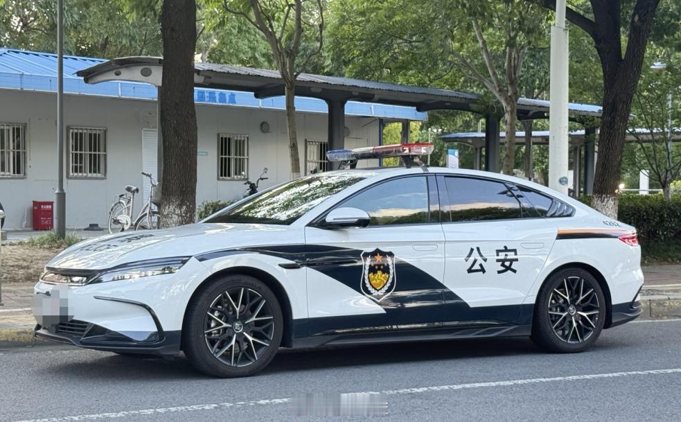 警车变酷了！这是我看《守护解放西》第六季时最直接的感受。以前说起警车，脑海里总是