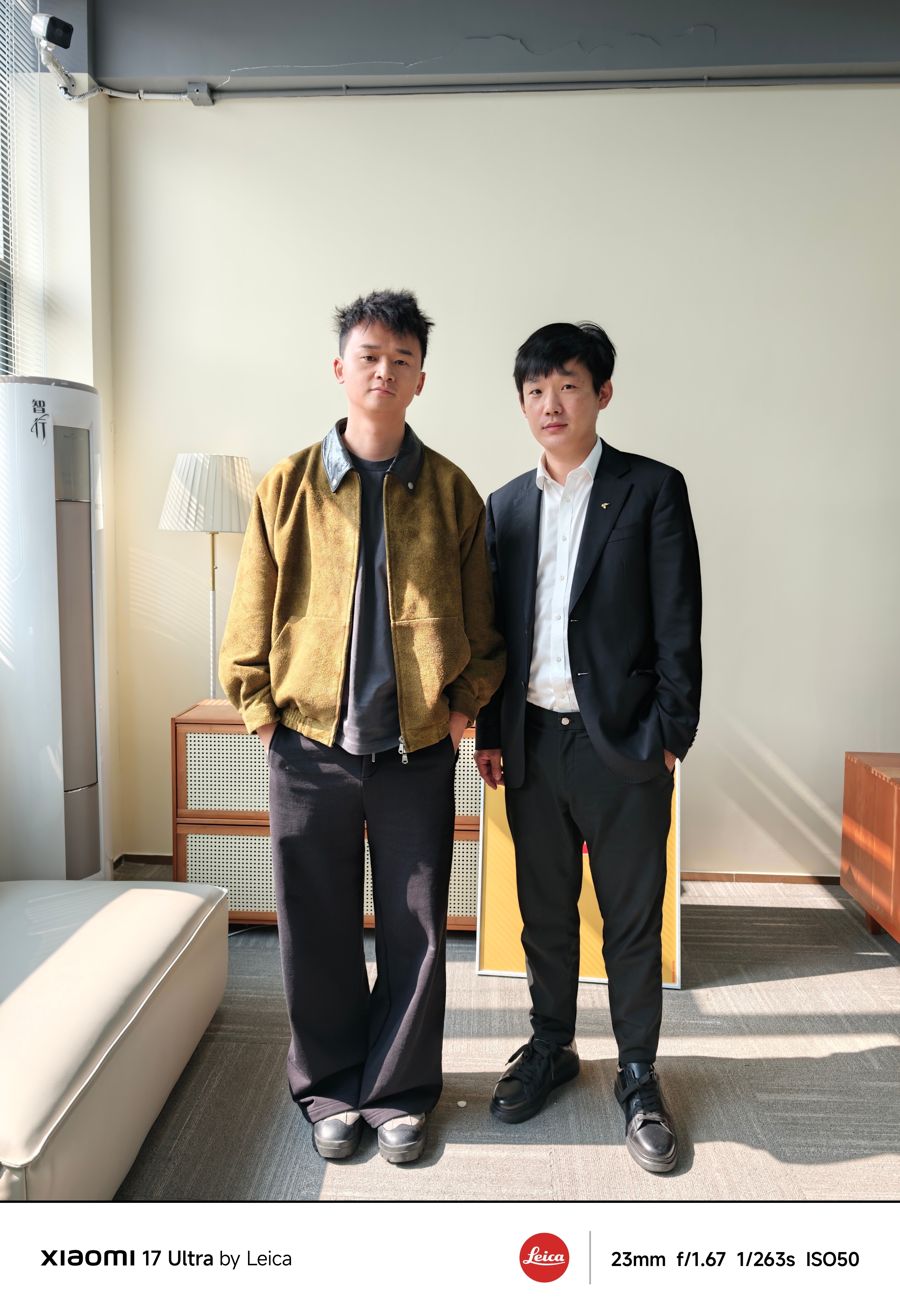 重新介绍下，站在我旁边的是400万粉丝的大V -  李杰灵 