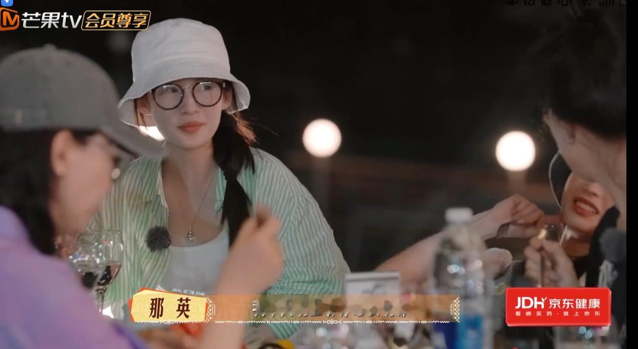 那英察觉到李沁当下忧郁的小表情，
马思纯关心询问她是否不舒服，
李沁着急
否认。