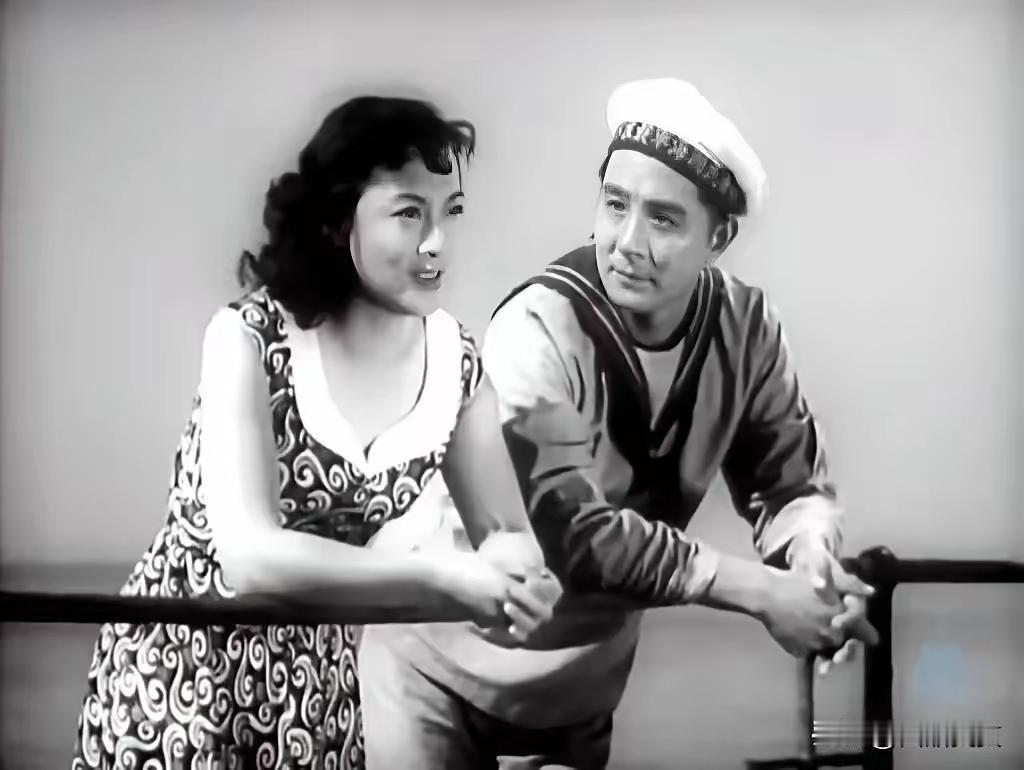 王铎：赵丹与王丹凤饰演电影《海魂》
这是他们在青岛的后海栈桥上。因为这座栈桥，当