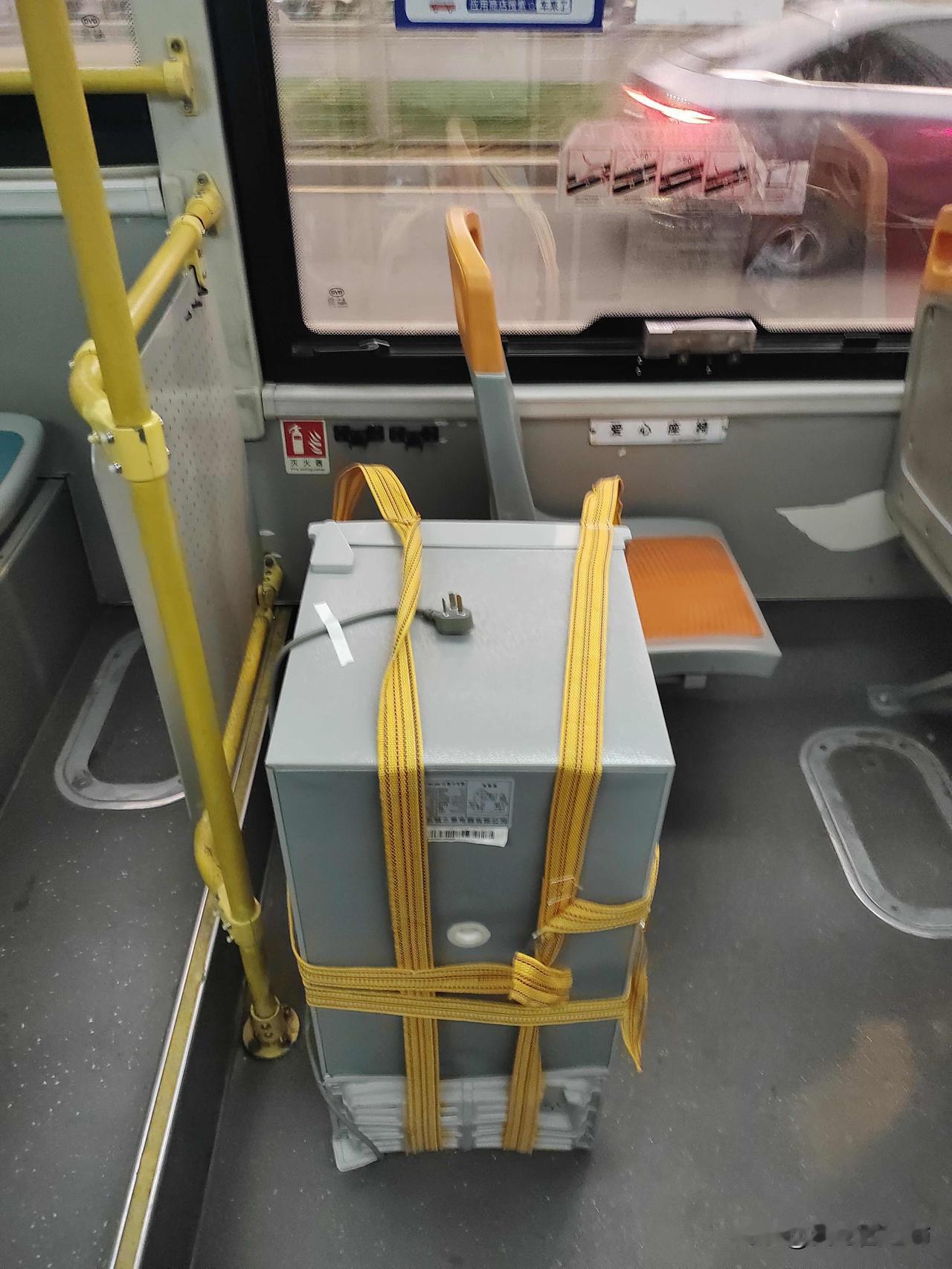 女人你可以，一个人搬冰箱坐公交
美滋滋收了个二手冰箱，不用货拉拉、打车、摩的，怒