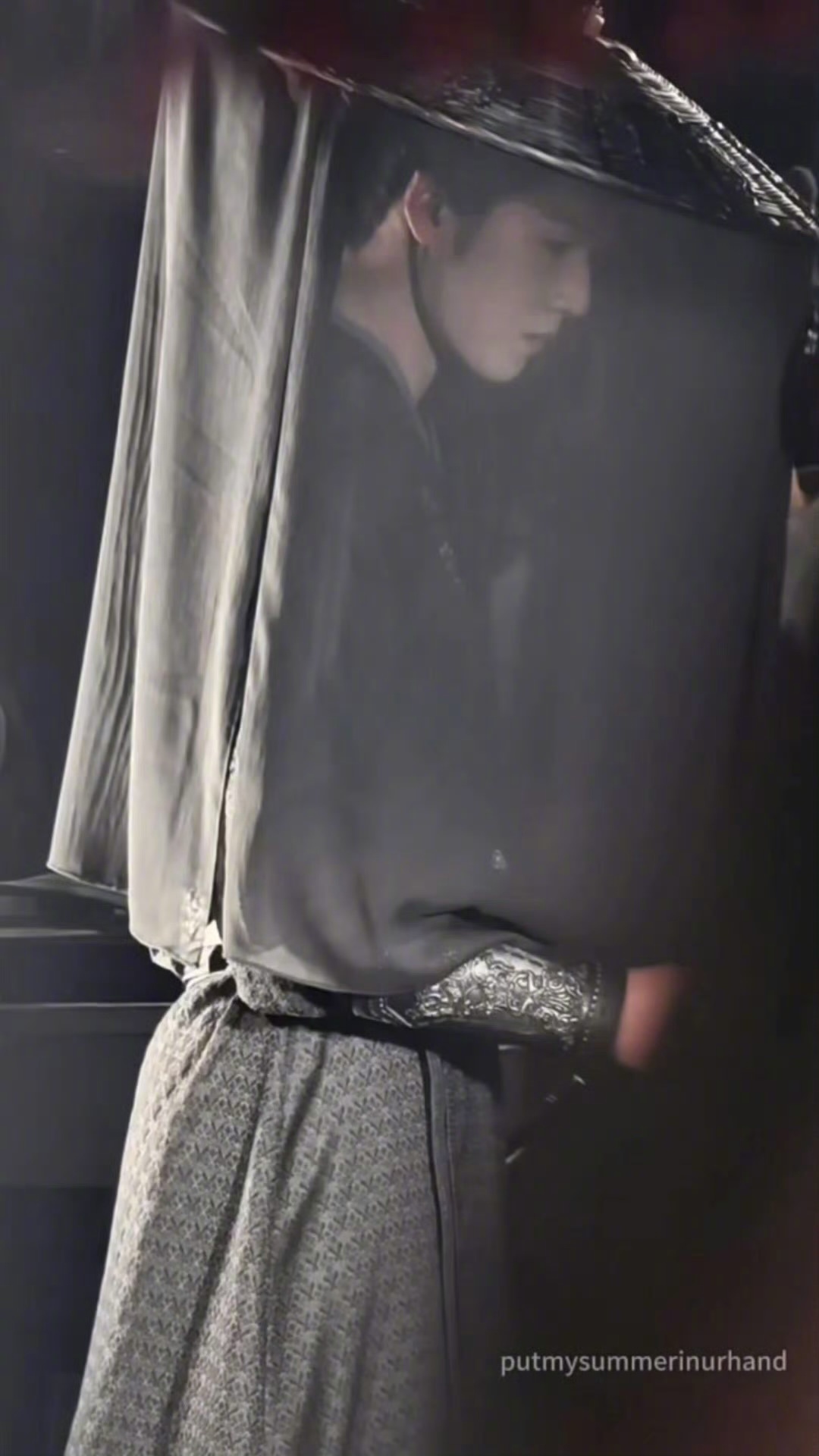 李昀锐刘些宁手没碰上却这么暧昧李昀锐黑纱斗笠造型 手都没碰到，暧昧感直接溢出屏幕