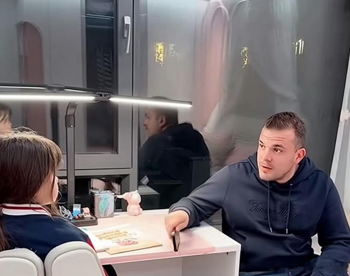 美国姑娘来中国考英语倒数第一这不禁引起了我的思考，中国的应试教育是否需要变革，是