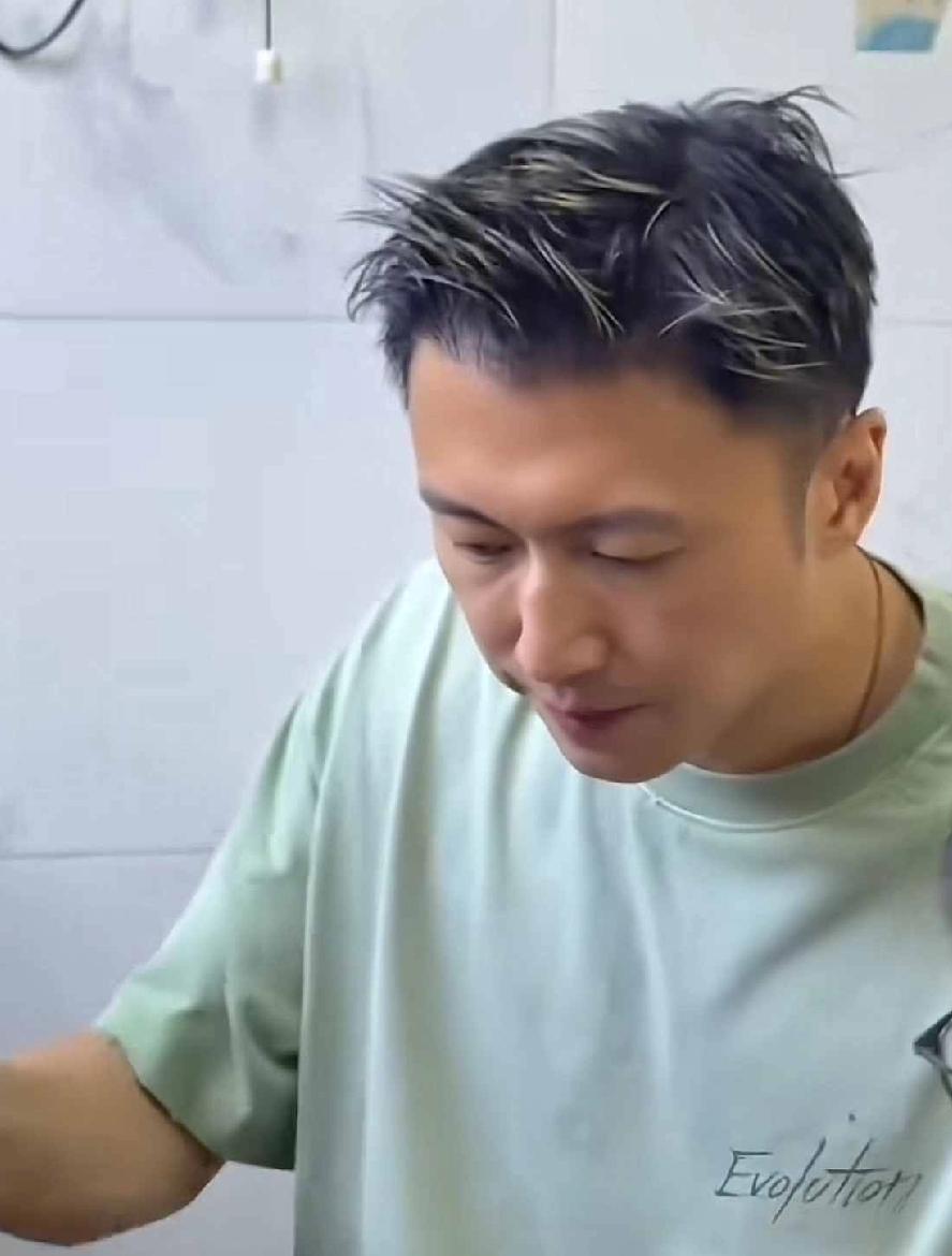 谢霆锋素颜被拍，我们到底在追谁？

有人拍到谢霆锋在北京街上走，没化妆，戴顶帽子