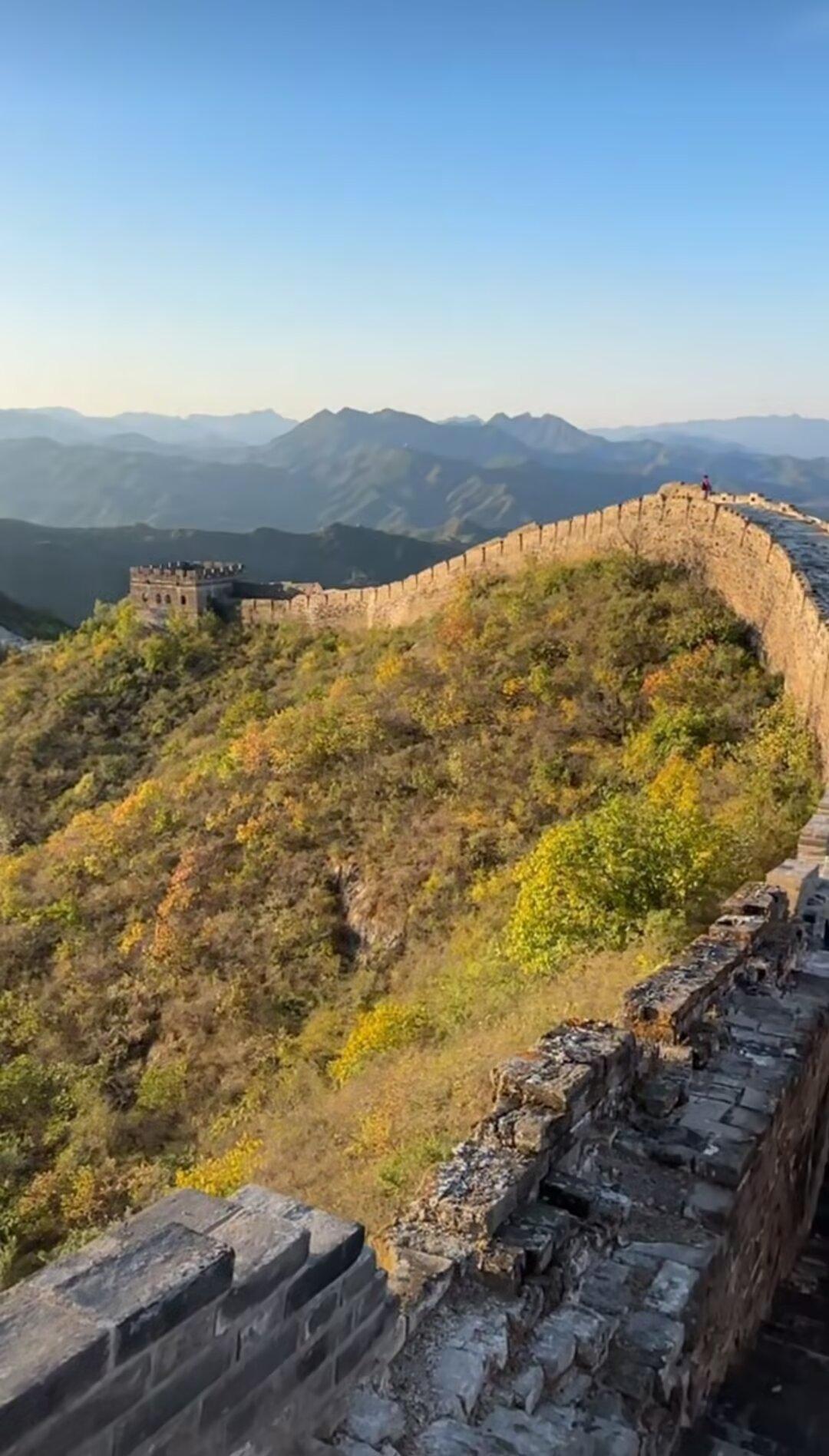 给你们看我这张在八达岭长城拍的照片。照片里我站在北8楼“观日台”上，背后是雄伟蜿