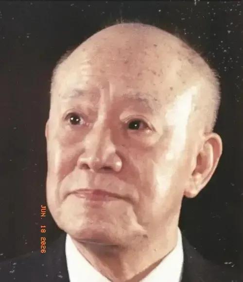 10万块钱，7个员工，挤在上海宁波路一间门面房里，连个像样的招牌都没有。1915
