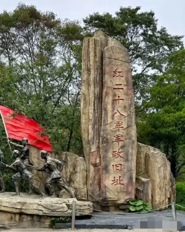 1936 年，一位农村的老妇挎着篮子上山采野果子充饥，意外发现一群苍蝇盘旋，她仔