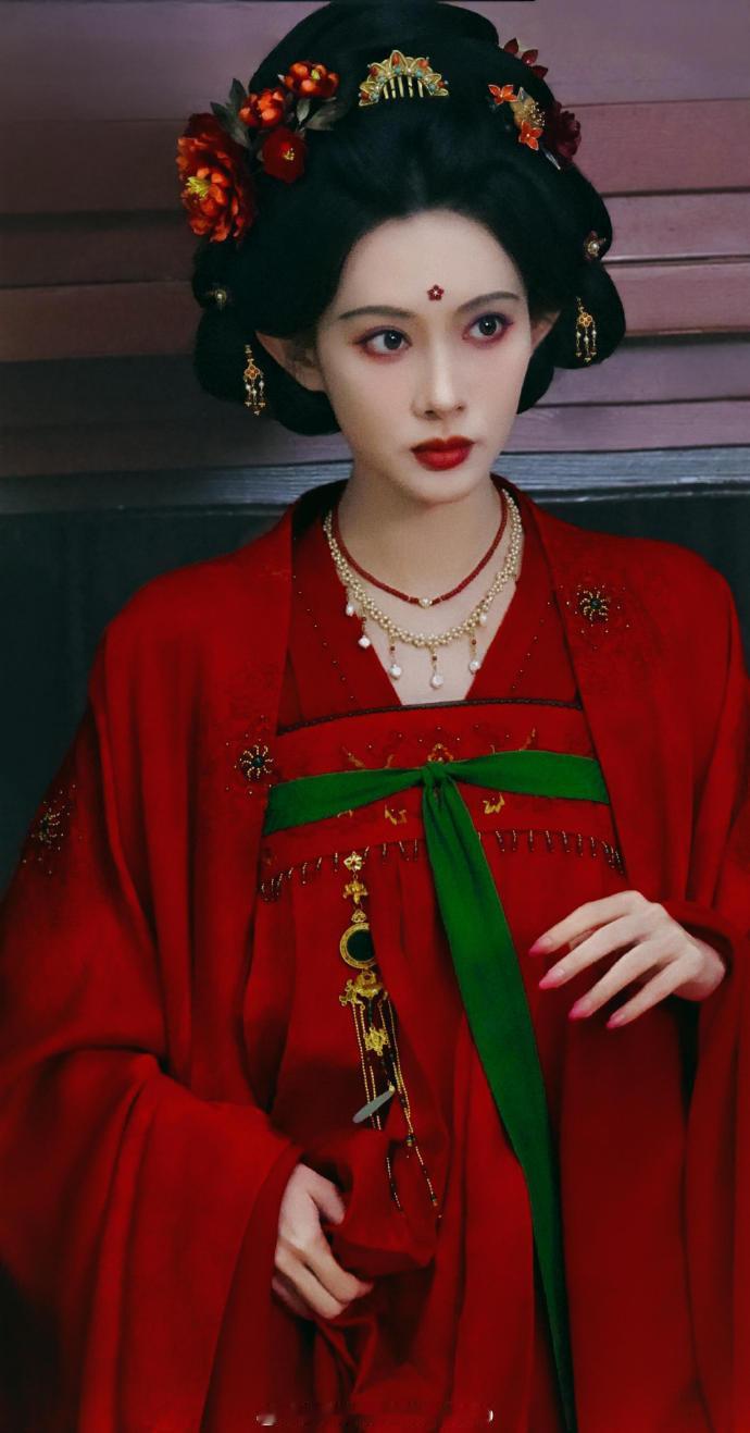 孟子义暮晚摇红衣路透🈶，颜值这个赛道孟姐遥遥领先！ ​​​