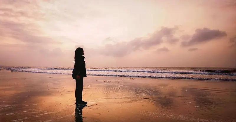 今天，大学同学群里某同学突然发消息，告知我们一位女同学于11月25日因病离世。想