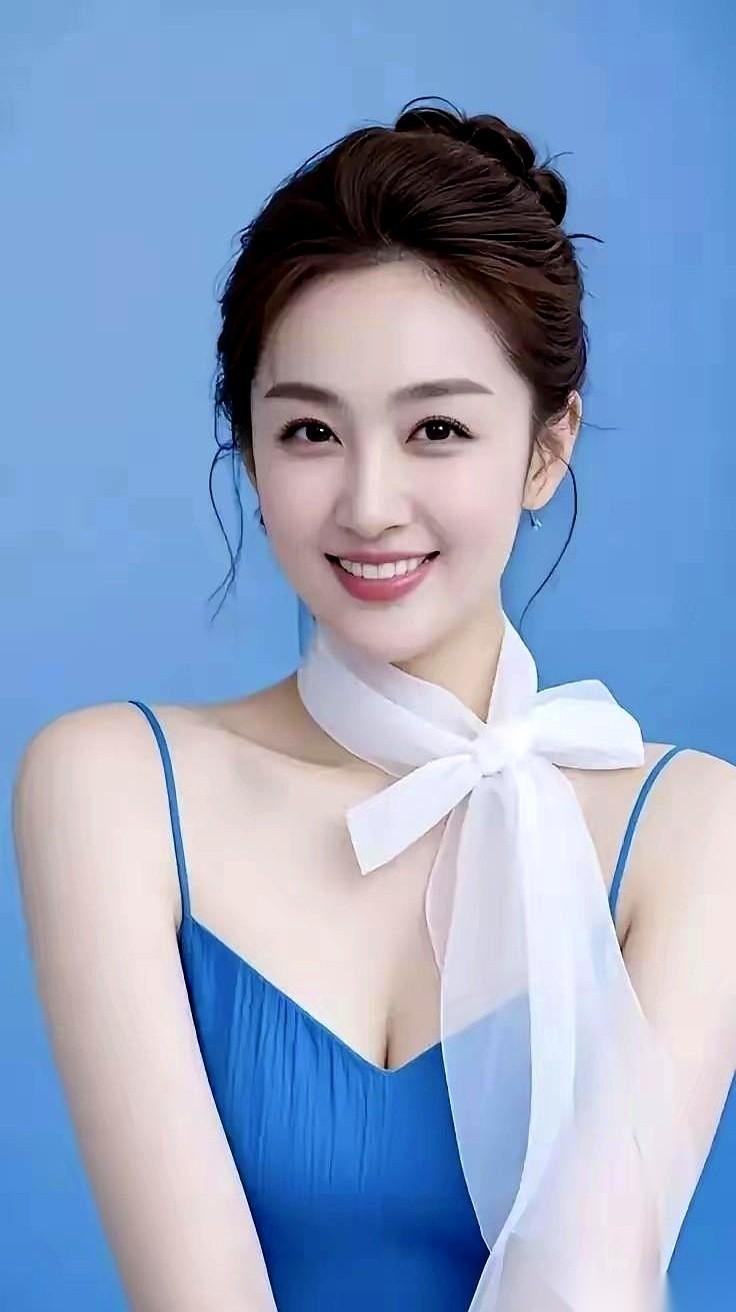 风猛地掀起，泛黄书页像被无形的手扯开。那句老歌词，关于蓝色吊带裙的，还在页脚边晃