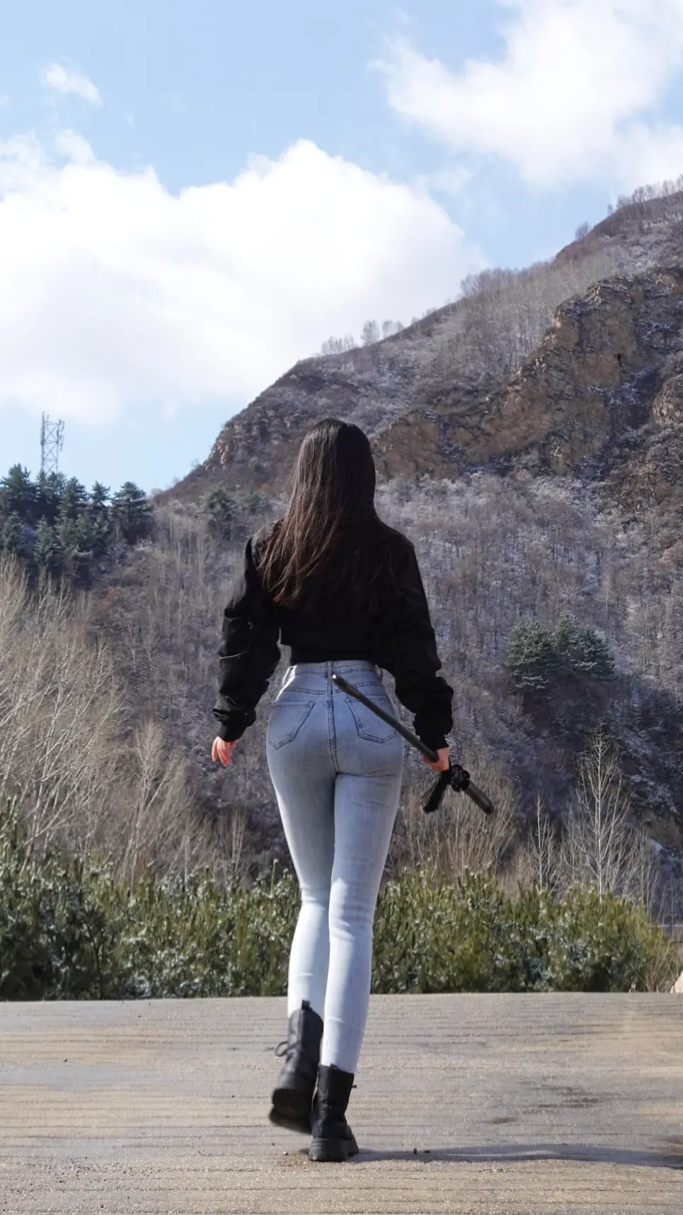 剑未佩妥，身以天涯，江湖不候少年归