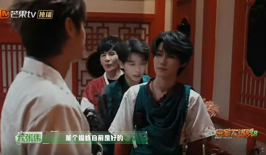 张真源嘴上说不怕身体很诚实🤣密室小队出门名场面太欢乐，张真源主动冲上前开门，嘴