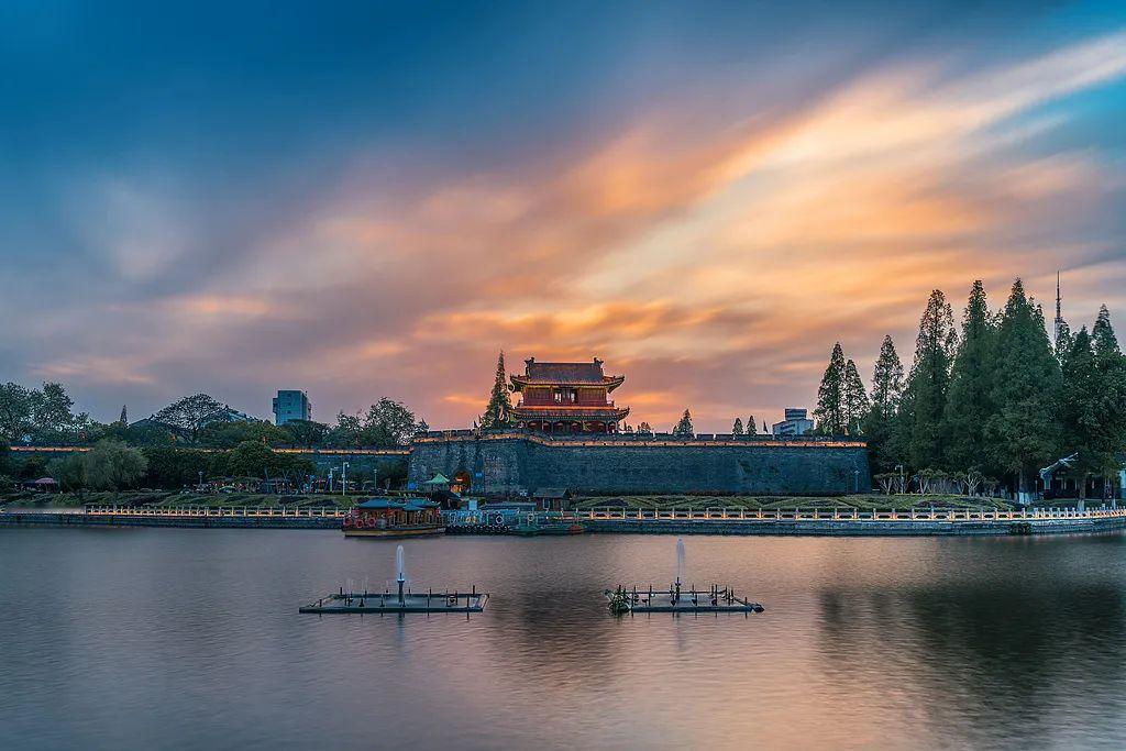 我们这届观众，太拧巴了。
明知道《牛来》是烂片，还是忍不住买票进场。一边在豆瓣上