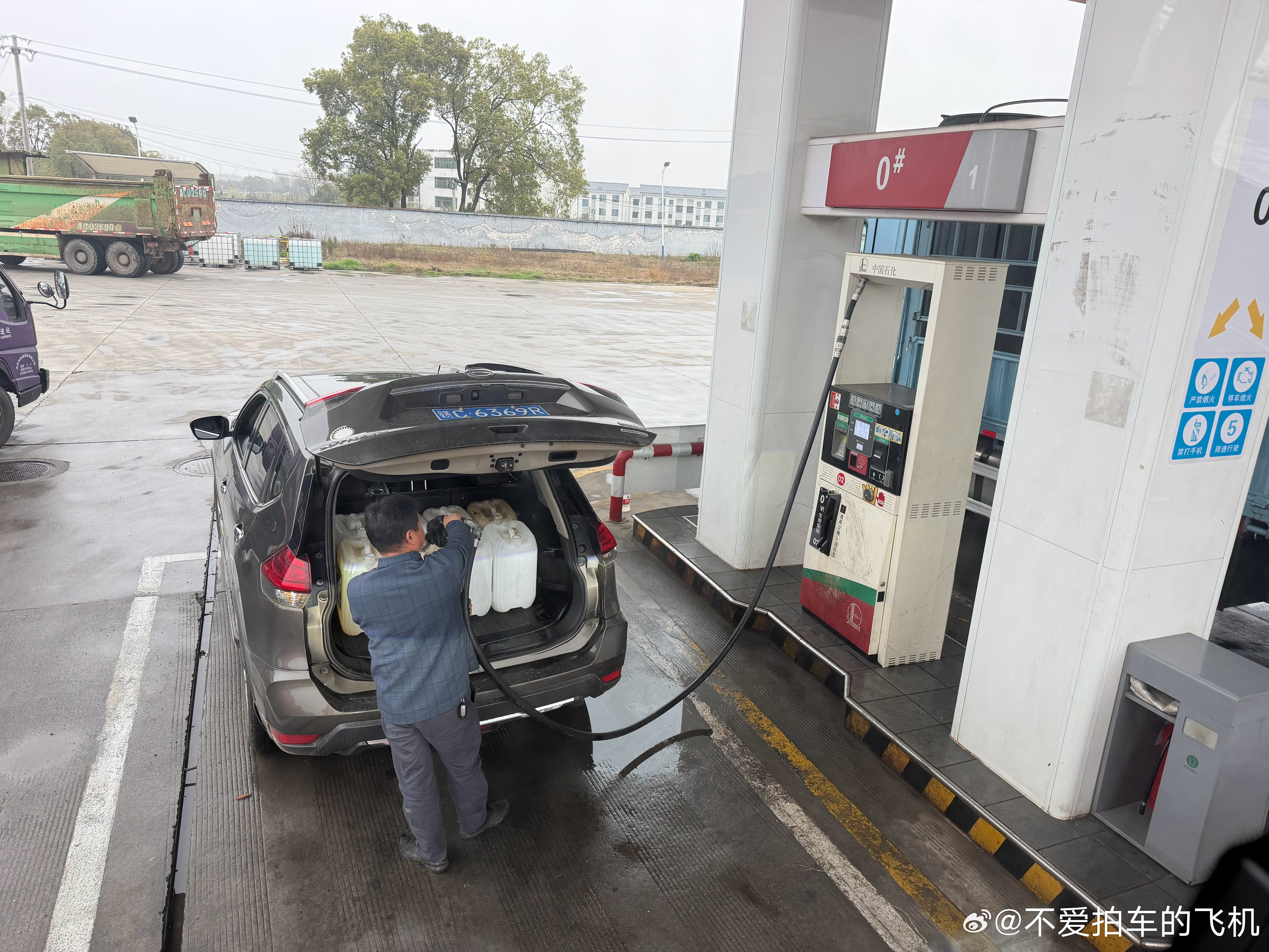 明天晚上油价就要涨了，今天都在囤油。