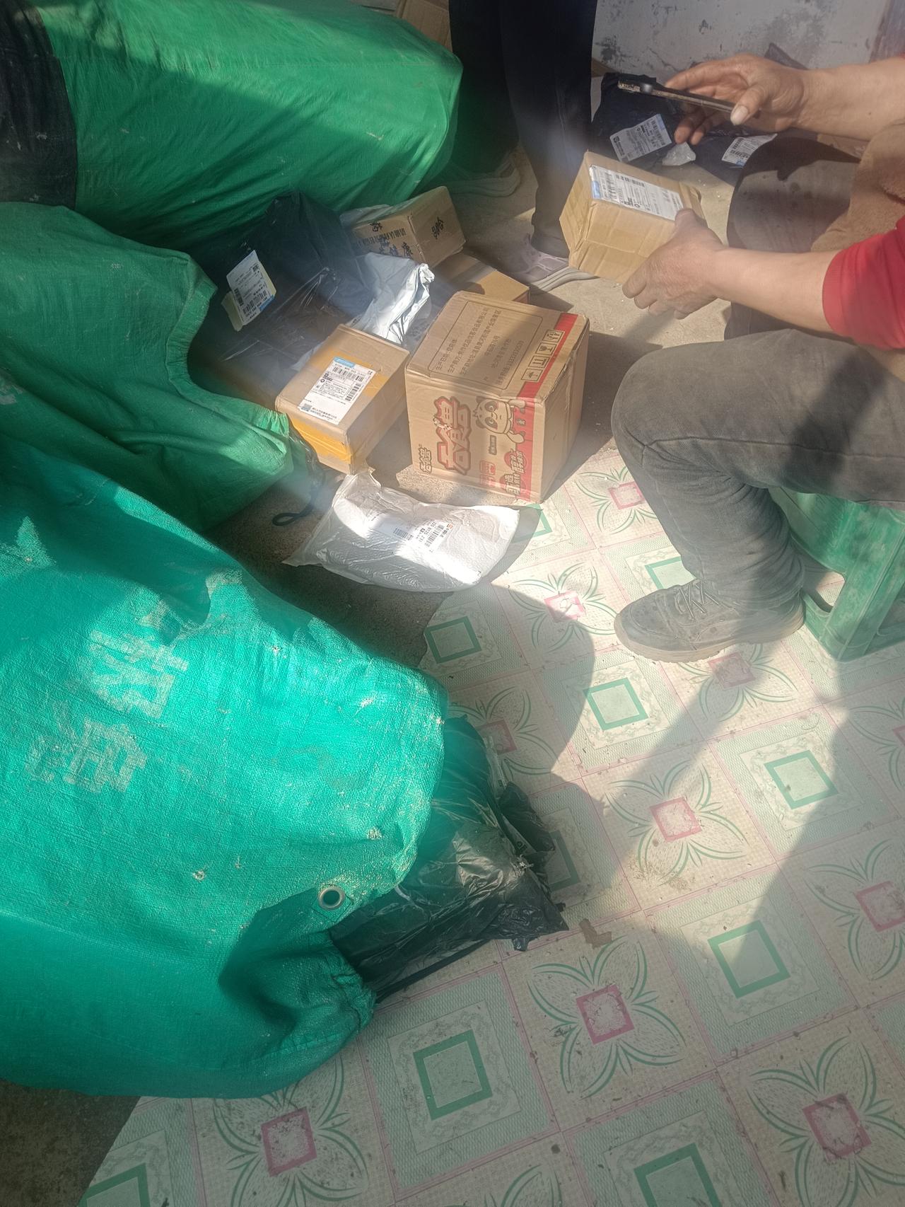 在屯里整个快递点
到底挣不挣钱！刚才取快递
快递点的人，见到我就说，你不整
快递