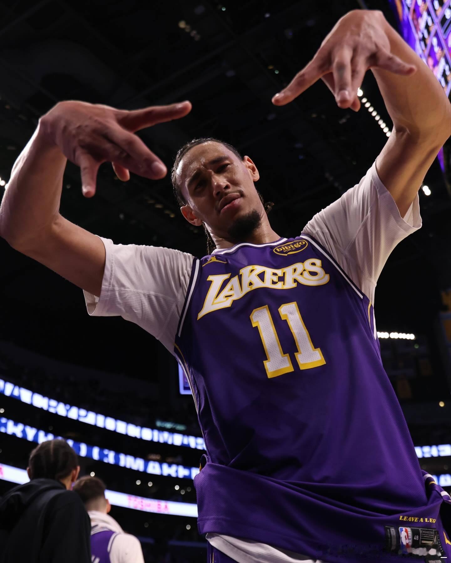 卢卡的带刀侍卫海斯更新ins：“Thankful”湖人国度