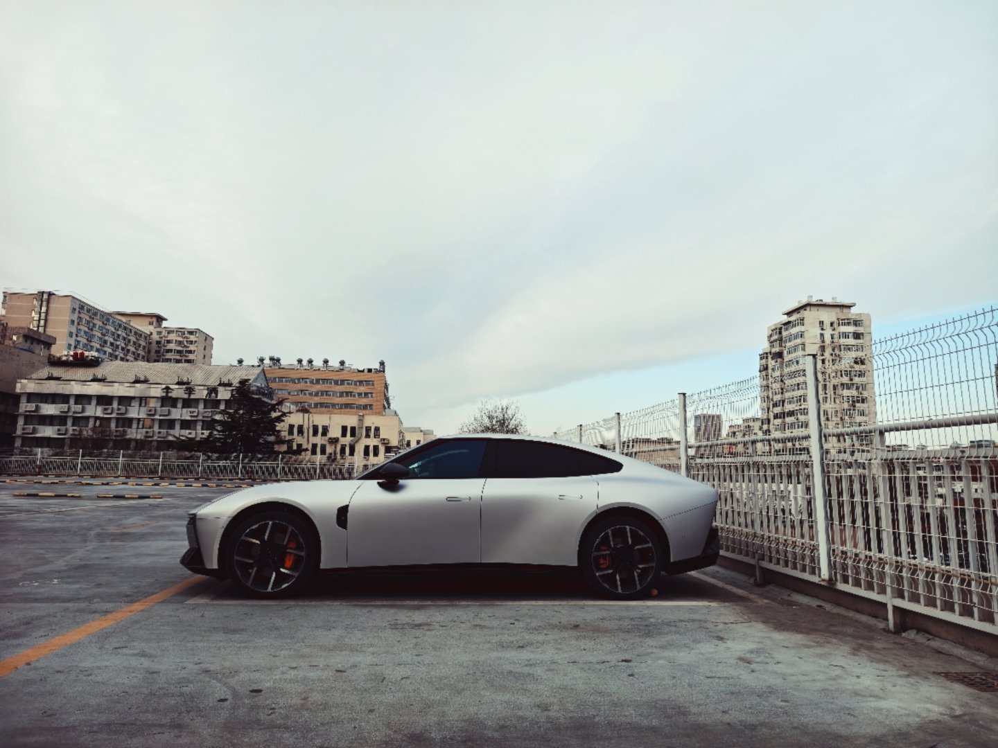 眼前这个画面，只想念一句诗，长风破浪会有时，直挂云帆济沧海。小鹏汽车